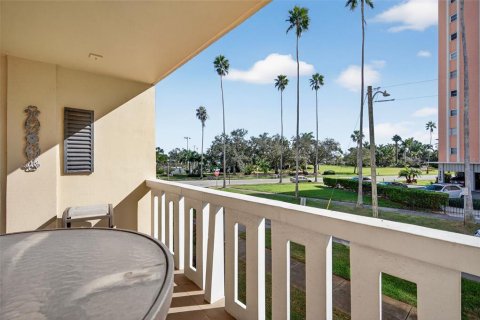 Condo in Saint Petersburg, Florida, 1 bedroom  № 2195530 - photo 4