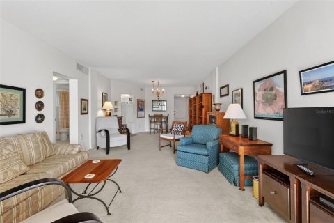 Condo in Saint Petersburg, Florida, 1 bedroom  № 2195530 - photo 27