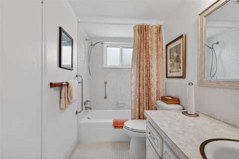 Condo in Saint Petersburg, Florida, 1 bedroom  № 2195530 - photo 25
