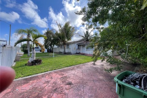 Дом в Майами, Флорида 3 спальни, 121.24м2 № 2052595