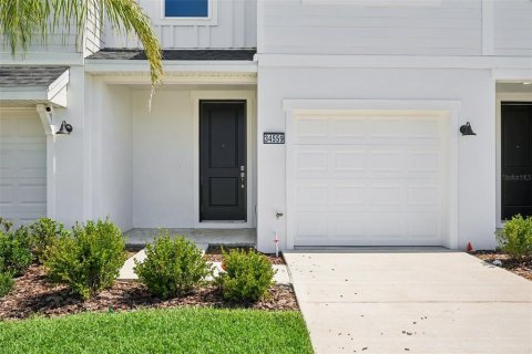 Townhouse in Zephyrhills, Florida 3 bedrooms, 146.14 sq.m. № 2198263 - photo 2