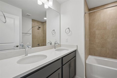 Townhouse in Zephyrhills, Florida 3 bedrooms, 146.14 sq.m. № 2198263 - photo 24