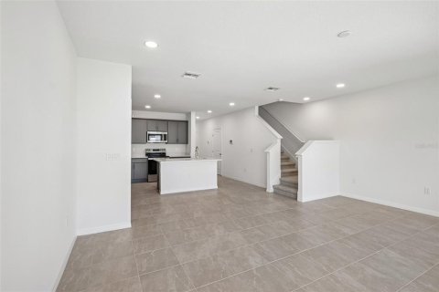 Townhouse in Zephyrhills, Florida 3 bedrooms, 146.14 sq.m. № 2198263 - photo 3