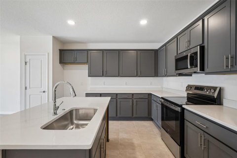 Townhouse in Zephyrhills, Florida 3 bedrooms, 146.14 sq.m. № 2198263 - photo 10