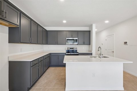 Townhouse in Zephyrhills, Florida 3 bedrooms, 146.14 sq.m. № 2198263 - photo 9