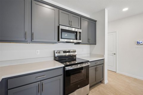 Townhouse in Zephyrhills, Florida 3 bedrooms, 146.14 sq.m. № 2198263 - photo 12