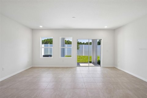Townhouse in Zephyrhills, Florida 3 bedrooms, 146.14 sq.m. № 2198263 - photo 5