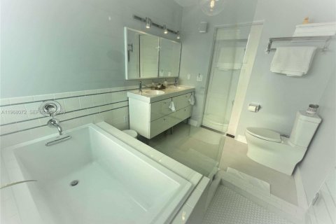 Casa en alquiler en Miami, Florida, 3 dormitorios, 157.93 m2 № 2029300 - foto 9