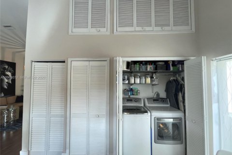 Casa en alquiler en Miami, Florida, 3 dormitorios, 157.93 m2 № 2029300 - foto 5