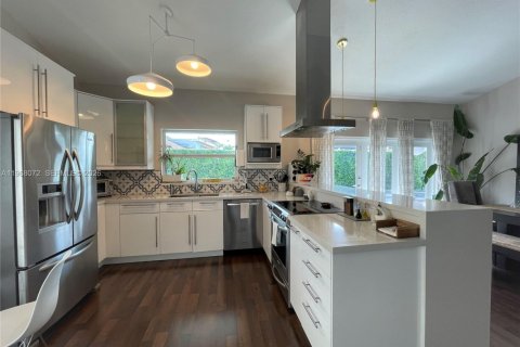 Casa en alquiler en Miami, Florida, 3 dormitorios, 157.93 m2 № 2029300 - foto 2