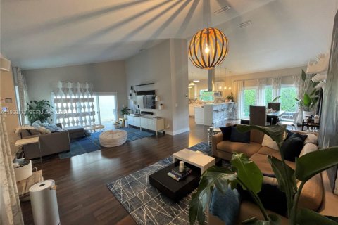 Casa en alquiler en Miami, Florida, 3 dormitorios, 157.93 m2 № 2029300 - foto 4