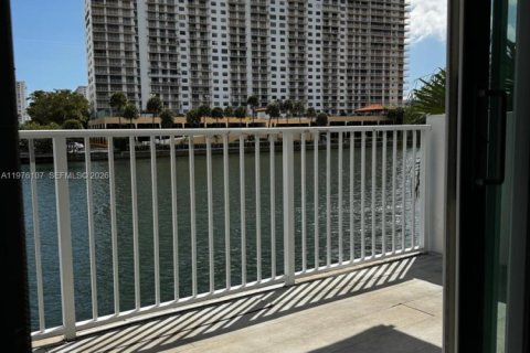 Condominio en alquiler en North Miami Beach, Florida, 1 dormitorio, 77.76 m2 № 2080038 - foto 2