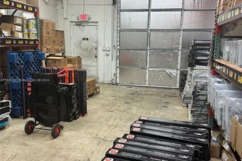 Propiedad comercial en alquiler en Hollywood, Florida № 1230298 - foto 1