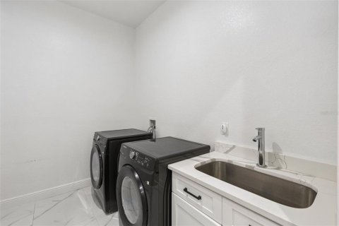 House in Groveland, Florida 4 bedrooms, 273.97 sq.m. № 2222723 - photo 25