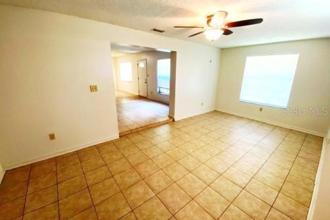 House in Winter Springs, Florida 3 bedrooms, 127.09 sq.m. № 2204682 - photo 5