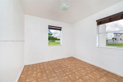 Apartamento en alquiler en Miami, Florida, 2 dormitorios, 247.49 m2 № 1951997 - foto 16
