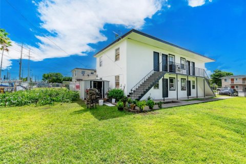 Apartamento en alquiler en Miami, Florida, 2 dormitorios, 247.49 m2 № 1951997 - foto 3