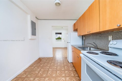 Apartamento en alquiler en Miami, Florida, 2 dormitorios, 247.49 m2 № 1951997 - foto 7