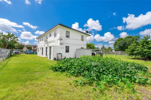 Apartamento en alquiler en Miami, Florida, 2 dormitorios, 247.49 m2 № 1951997 - foto 4
