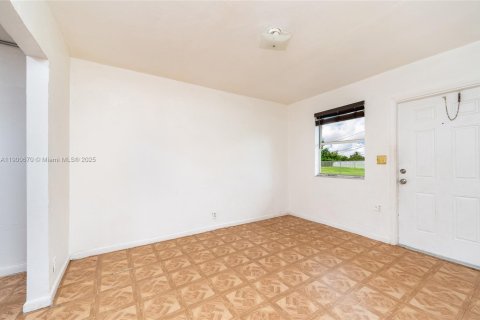 Apartamento en alquiler en Miami, Florida, 2 dormitorios, 247.49 m2 № 1951997 - foto 10