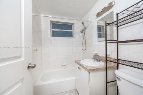 Apartamento en alquiler en Miami, Florida, 2 dormitorios, 247.49 m2 № 1951997 - foto 17