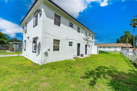 Apartamento en alquiler en Miami, Florida, 2 dormitorios, 247.49 m2 № 1951997 - foto 5