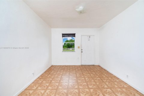 Apartamento en alquiler en Miami, Florida, 2 dormitorios, 247.49 m2 № 1951997 - foto 13