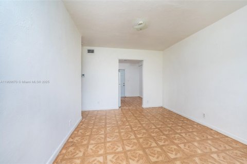 Apartamento en alquiler en Miami, Florida, 2 dormitorios, 247.49 m2 № 1951997 - foto 11