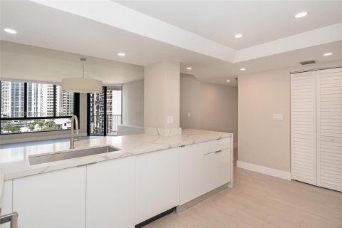Condo in Miami, Florida, 2 bedrooms  № 2020729 - photo 19
