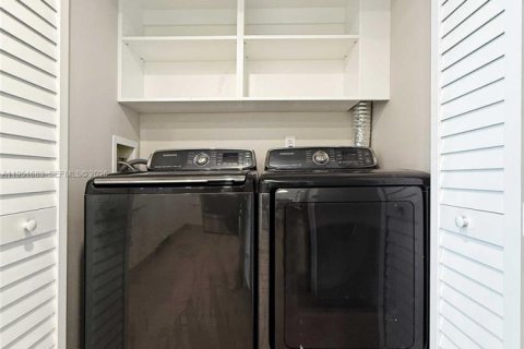 Condo in Miami, Florida, 2 bedrooms  № 2020729 - photo 27