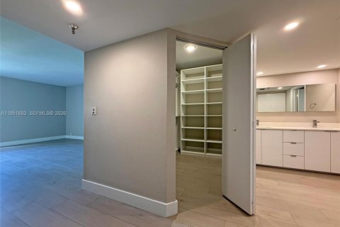 Condo in Miami, Florida, 2 bedrooms  № 2020729 - photo 24