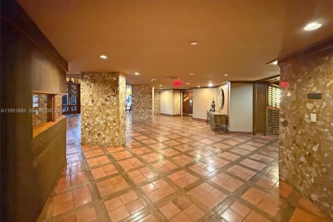 Condo in Miami, Florida, 2 bedrooms  № 2020729 - photo 29