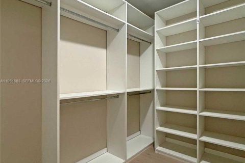 Condo in Miami, Florida, 2 bedrooms  № 2020729 - photo 23