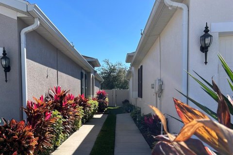 Casa en venta en Land O' Lakes, Florida, 3 dormitorios, 142.33 m2 № 2108856 - foto 2