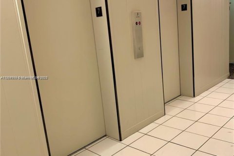 Condominio en alquiler en Fort Lauderdale, Florida, 1 dormitorio, 71.53 m2 № 1896060 - foto 11