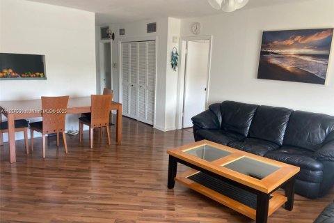 Condominio en alquiler en Fort Lauderdale, Florida, 1 dormitorio, 71.53 m2 № 1896060 - foto 2