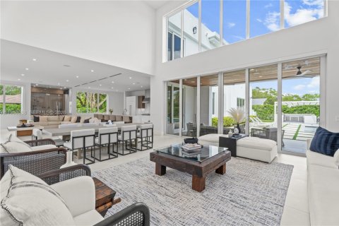 House in Pinecrest, Florida 6 bedrooms, 693.98 sq.m. № 2179967