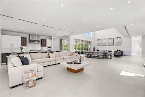 House in Pinecrest, Florida 6 bedrooms, 693.98 sq.m. № 2179967 - photo 10