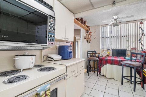 Купить кондоминиум в Санни-Айлс-Бич, Флорида 3 спальни, 164.9м2, № 2054791 - фото 10