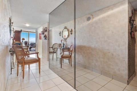 Купить кондоминиум в Санни-Айлс-Бич, Флорида 3 спальни, 164.9м2, № 2054791 - фото 3