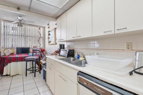 Купить кондоминиум в Санни-Айлс-Бич, Флорида 3 спальни, 164.9м2, № 2054791 - фото 9