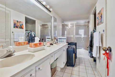 Купить кондоминиум в Санни-Айлс-Бич, Флорида 3 спальни, 164.9м2, № 2054791 - фото 17