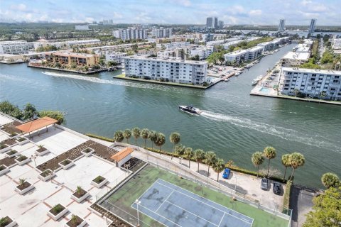 Купить кондоминиум в Санни-Айлс-Бич, Флорида 3 спальни, 164.9м2, № 2054791 - фото 24