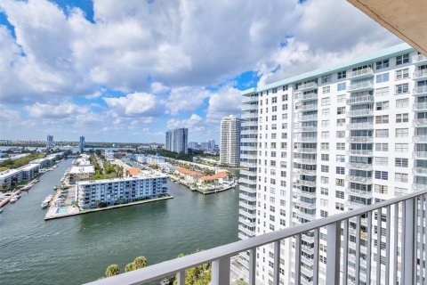 Купить кондоминиум в Санни-Айлс-Бич, Флорида 3 спальни, 164.9м2, № 2054791 - фото 25