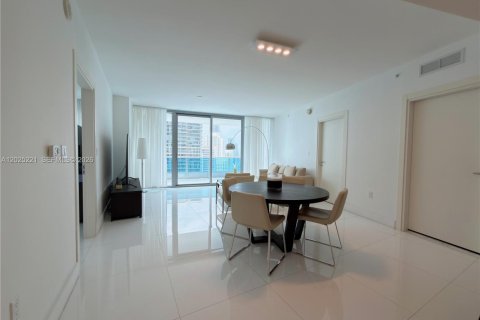 Condo in Miami, Florida, 2 bedrooms № 2083105 - photo 2