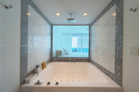 Condo in Miami, Florida, 2 bedrooms № 2083105 - photo 12