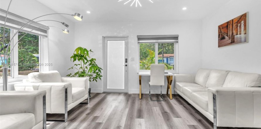 Casa en North Miami, Florida 2 dormitorios, 69.68 m2 № 1926571