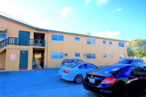 Condo in Hollywood, Florida, 1 bedroom  № 2003016 - photo 2
