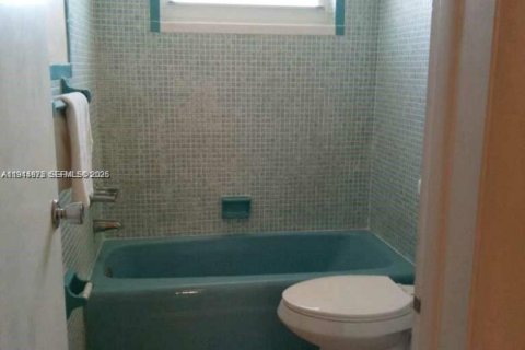 Condo in Hollywood, Florida, 1 bedroom  № 2003016 - photo 9