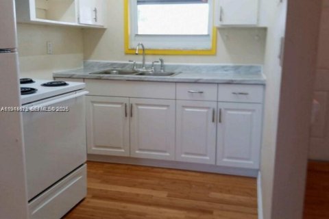 Condo in Hollywood, Florida, 1 bedroom  № 2003016 - photo 3